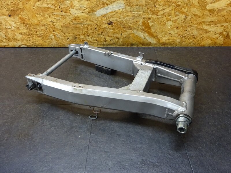 【250510】ZZR1200(ZXT20C-002)◆ スイングアーム ピボットシャフト リアアクスルシャフト チェーンアジャスター 削れ有 【ZZ-R1200 | 中古バイクパーツ通販・買取　ジャンクヤード鳥取　JunkYard