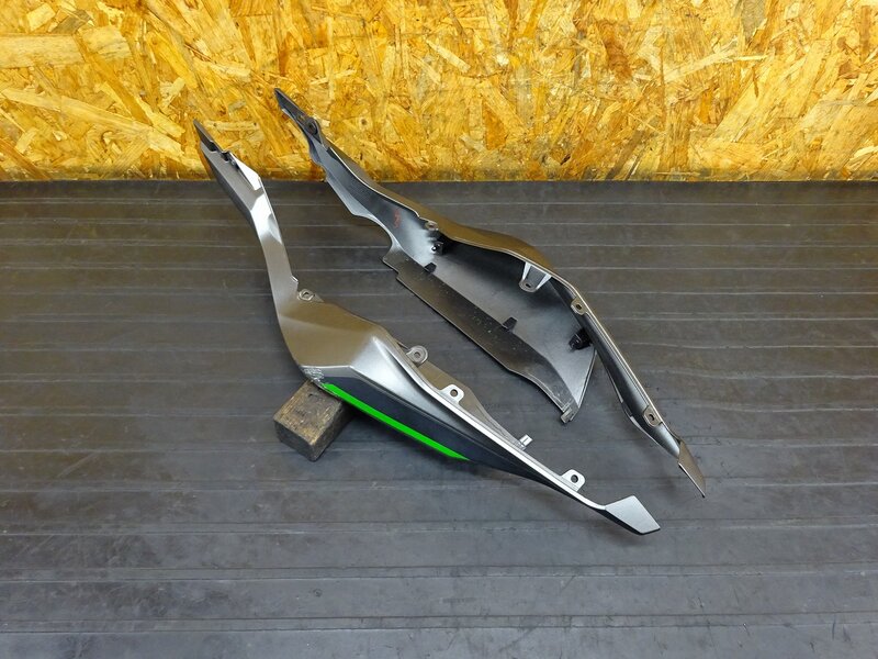 【250617】ZX-4R(ZX400P-A02)◇ シートカウル左右セット テールカウル リアカウル 割れ 削れ ツメ折れ有 | 中古バイクパーツ通販・買取　ジャンクヤード鳥取　JunkYard