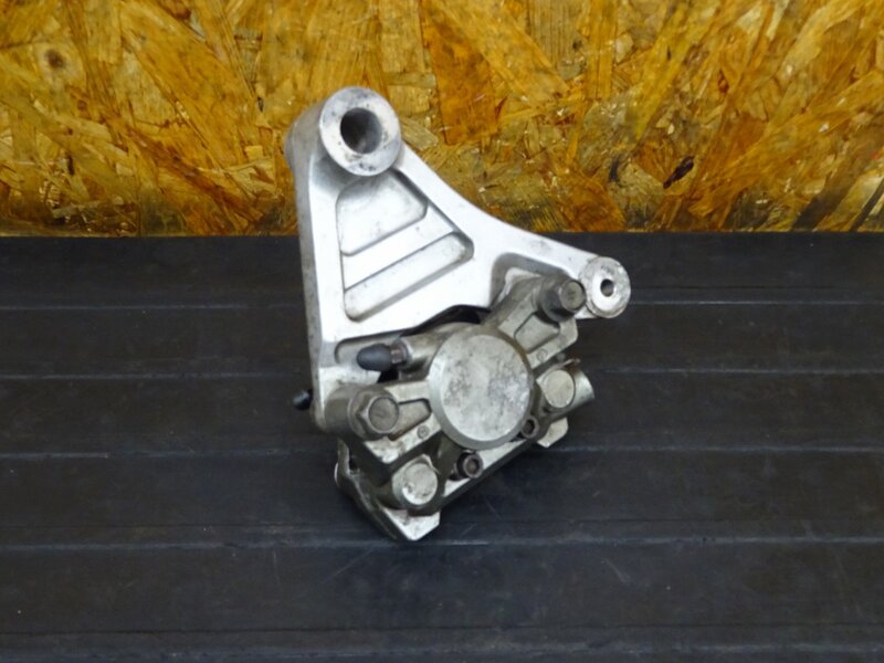 【250621】XJR400(4HM-010)◇ リアキャリパー ブレーキキャリパー キャリパーサポート 約95mm 【XJR400R RH02J | 中古バイクパーツ通販・買取　ジャンクヤード鳥取　JunkYard