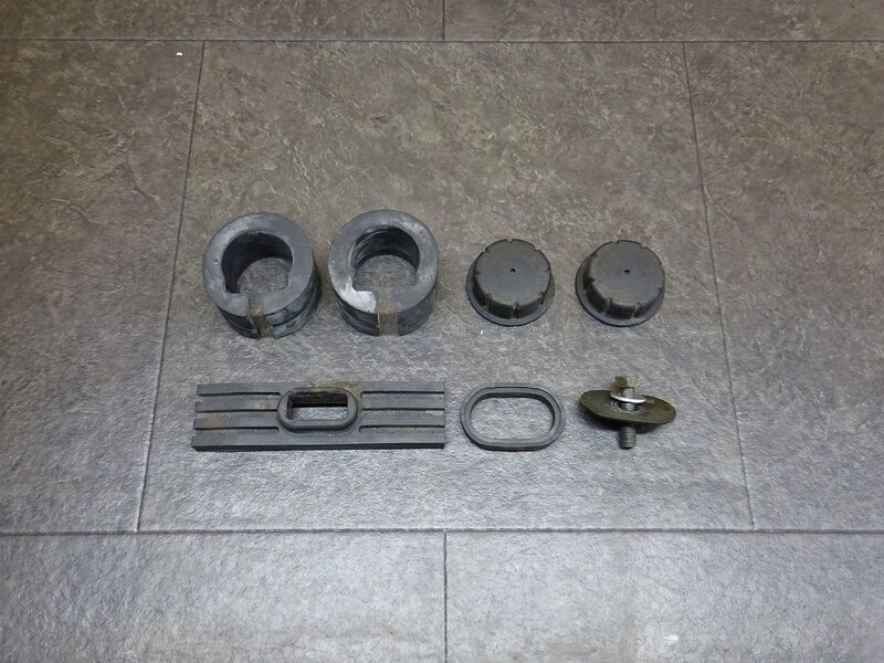 【250824】XJR1300(RP01J-002)◆ タンクブッシュ タンクマウント ゴム ラバー 【RP03J | 中古バイクパーツ通販・買取　ジャンクヤード鳥取　JunkYard