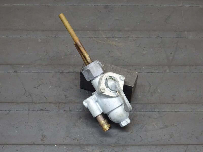 【251044】CB350(CB350-1069)◆ 燃料コック ガソリンコック フューエルコック 【検索:CB250 エクスポート セニア | 中古バイクパーツ通販・買取 ジャンクヤード鳥取 JunkYard