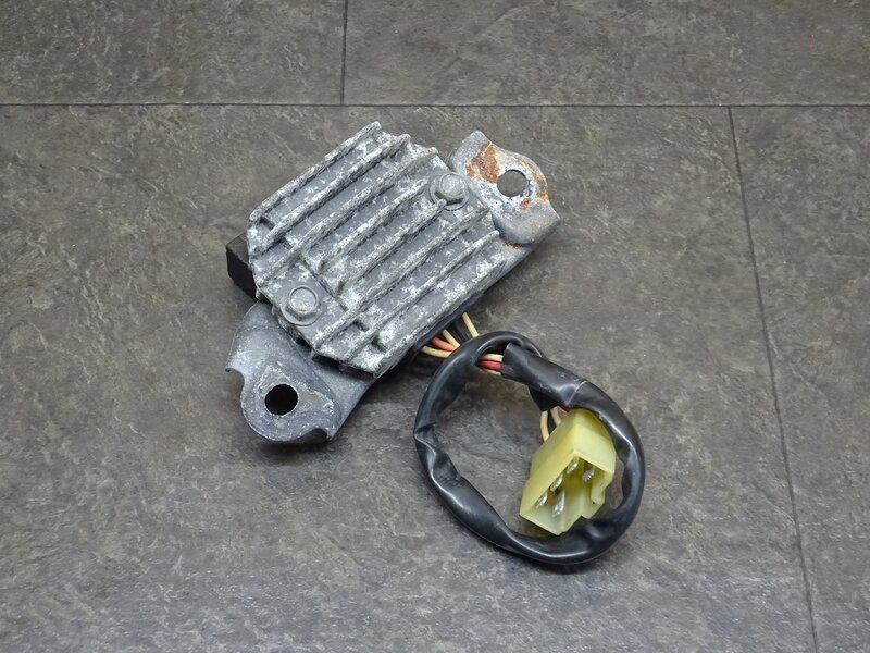 【251102】SR400(RH01J-020)◆ レギュレーター レギュレター 腐食有 【イモビ付 | 中古バイクパーツ通販・買取　ジャンクヤード鳥取　JunkYard