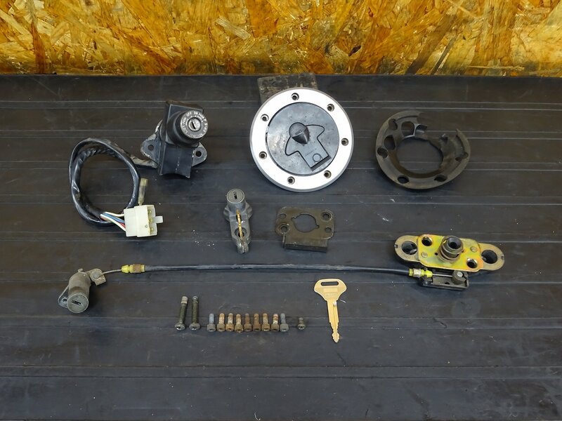 【251103】ZRX400(ZR400E-004)◇ キーセット メインキー シートロック ヘルメットホルダー 複製共通キー1本 【前期 ZRX-2 ZRX-Ⅱ | 中古バイクパーツ通販・買取　ジャンクヤード鳥取　JunkYard