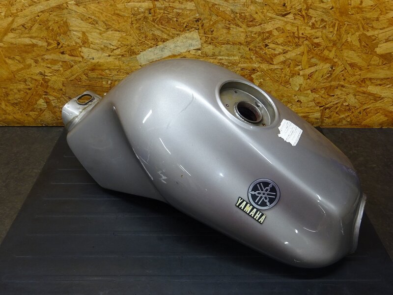 【251110】SRX400(3VN-086)■ フューエルタンク 燃料タンク ガソリンタンク 傷/凹み/穴あき有 ジャンク 【SRX600 | 中古バイクパーツ通販・買取　ジャンクヤード鳥取　JunkYard
