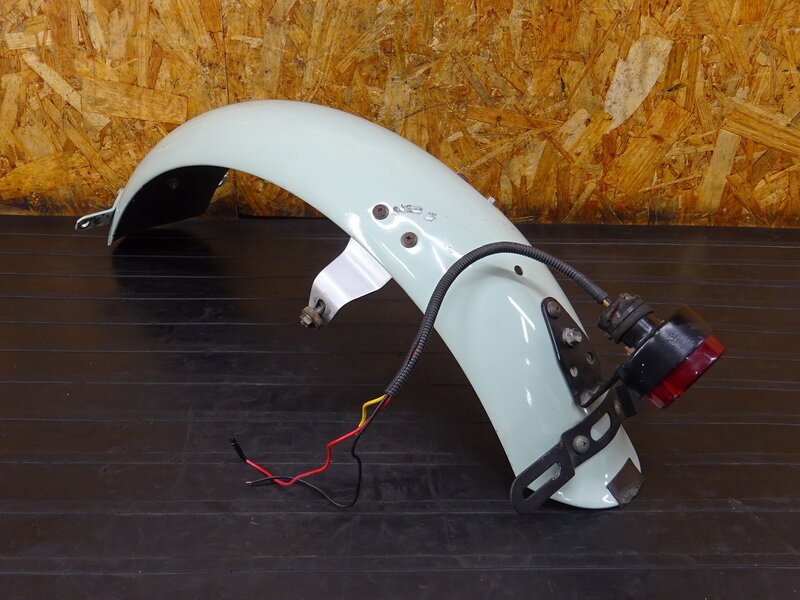 【251127】SR400(1JR-272)◆ 社外リアフェンダー WM?? 変形/穴あけ加工/色塗り有 【検:SR500 1JN 2J2 2H6 | 中古バイクパーツ通販・買取　ジャンクヤード鳥取　JunkYard