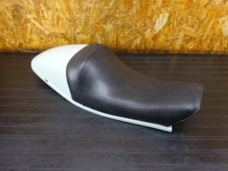 【251127】SR400(1JR-272)◆ 社外シート シングルシート シートカウル モトコ?? MOTOCO?? 色塗り有 【検:SR500 1JN 2J2 2H6 | 中古バイクパーツ通販・買取　ジャンクヤード鳥取　JunkYard