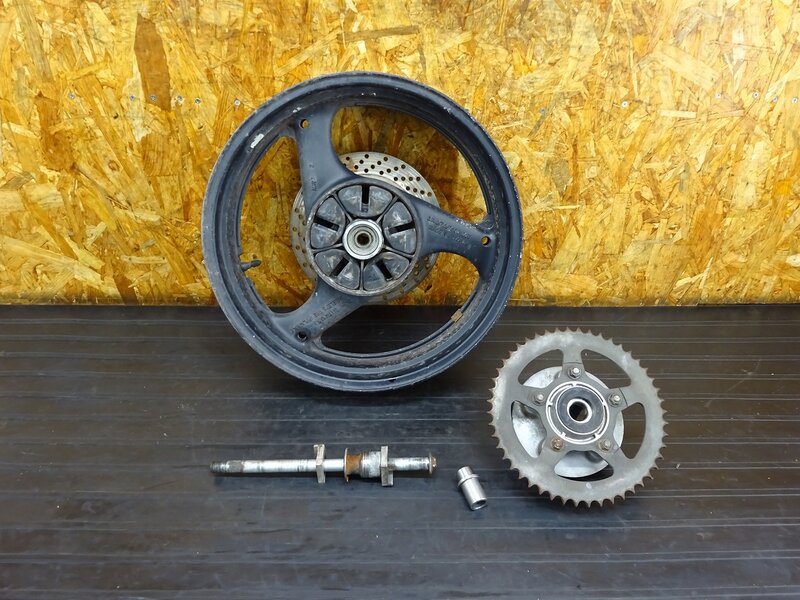 【251208】GSX400インパルス(GK79A-100)◇ リアホイール 17×4.00 ブレーキディスク(段付き/錆有) ハブ スプロケット 48T 腐食/汚れ有 | 中古バイクパーツ通販・買取　ジャンクヤード鳥取　JunkYard