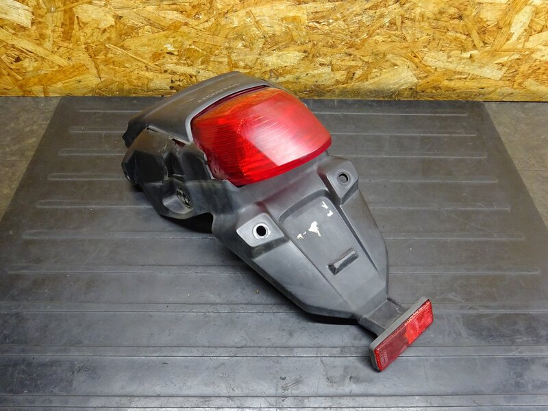 【251206】VTR250(MC33-1602)◆ リアフェンダー テールランプ ブレーキランプ 【Fi | 中古バイクパーツ通販・買取　ジャンクヤード鳥取　JunkYard