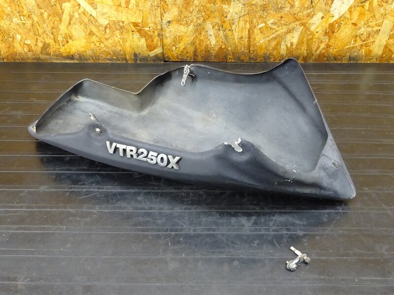 【251206】VTR250(MC33-1602)◆ 社外アンダーカウル マジカルレーシング?? 破損有 【Fi | 中古バイクパーツ通販・買取　ジャンクヤード鳥取　JunkYard