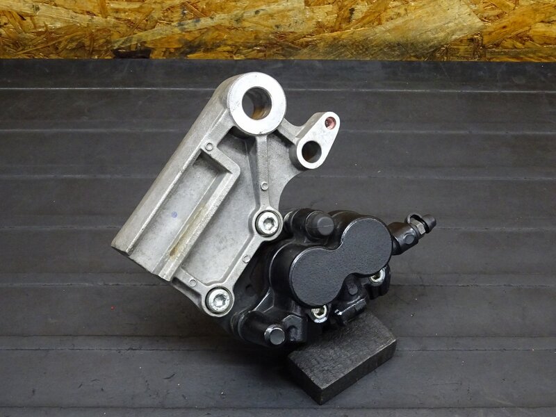 【251220】Ninja250(EX250L-019)◆ リアブレーキキャリパー キャリパーサポート 【ABS付 | 中古バイクパーツ通販・買取　ジャンクヤード鳥取　JunkYard