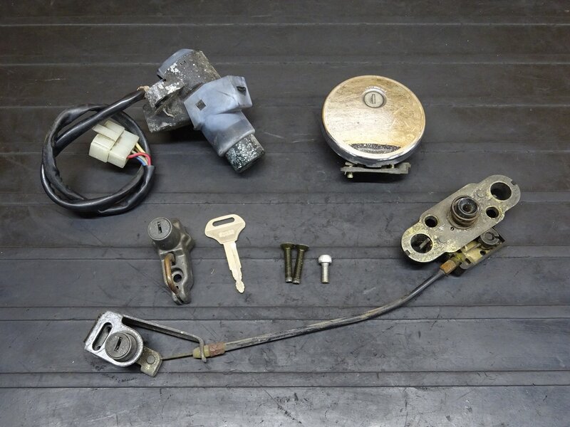 【251227】W650(EJ650A-004)◆ キーset メイン/イグニッションキー タンクキャップ ヘルメットホルダー シートロック 【検索:W400 EJ400A | 中古バイクパーツ通販・買取　ジャンクヤード鳥取　JunkYard