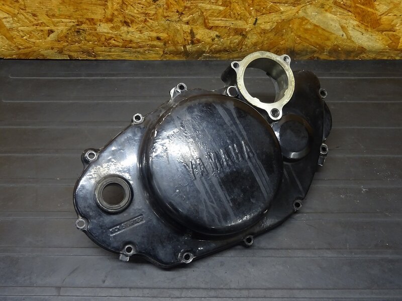 【260215】SR400(RH01J-008)● クラッチカバー エンジンカバー 色塗り/腐食有 ジャンク品 ※エンジンパーツ 4629km外し | 中古バイクパーツ通販・買取　ジャンクヤード鳥取　JunkYard