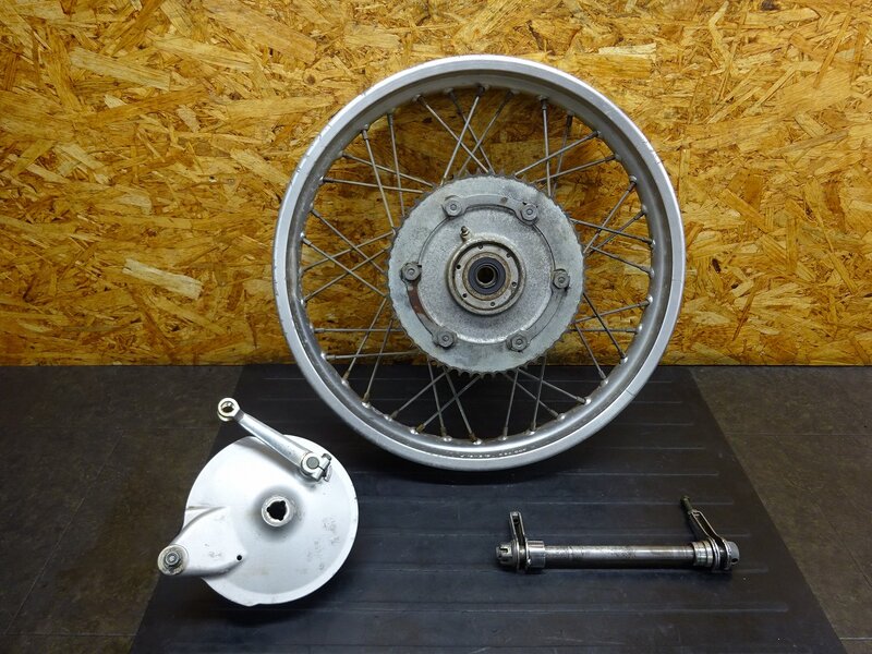 【260302】SR400(1JR-302)◆ リアホイール 18×2.15 ハブ スプロケット 56T ドラムパネル フレ/段付き有 【検:SR500 1JN 2J2 2H6 | 中古バイクパーツ通販・買取　ジャンクヤード鳥取　JunkYard