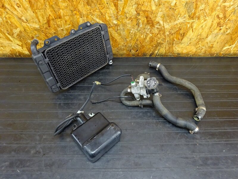 【260313】GSX250S(GJ76A-103)◇ ラジエーター ラジエーターコア/ファン ラジエーターホース リザーブタンク 【刀 カタナ | 中古バイクパーツ通販・買取　ジャンクヤード鳥取　JunkYard