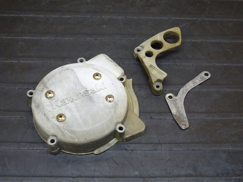 【260322】KDX125SR(DX125A-022)◆ エンジンカバー左 ジェネレーターカバー スプロケットカバー ※エンジンパーツ 【検索：200 220 250 | 中古バイクパーツ通販・買取　ジャンクヤード鳥取　JunkYard