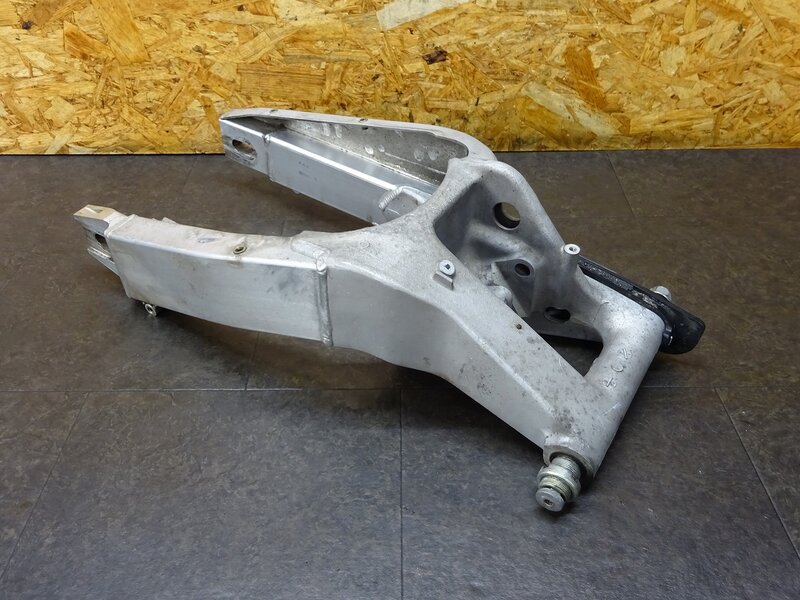 【250505】CBR250RR(MC22-1009)◆ スイングアーム ピボットシャフト ガルアーム 削れ有 【規制前 | 中古バイクパーツ通販・買取　ジャンクヤード鳥取　JunkYard
