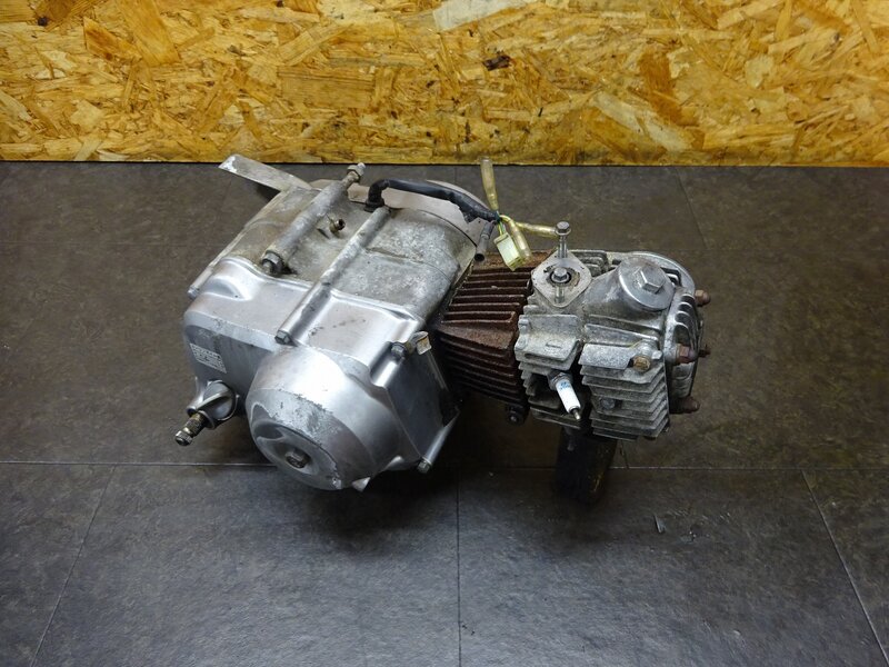【250517】スーパーカブ50(AA01-1542)◆ 中古エンジン 始動確認済み!! 3速 ロータリー 12V ホンダ純正 横型 削れ/ボルト残り有 | 中古バイクパーツ通販・買取　ジャンクヤード鳥取　JunkYard