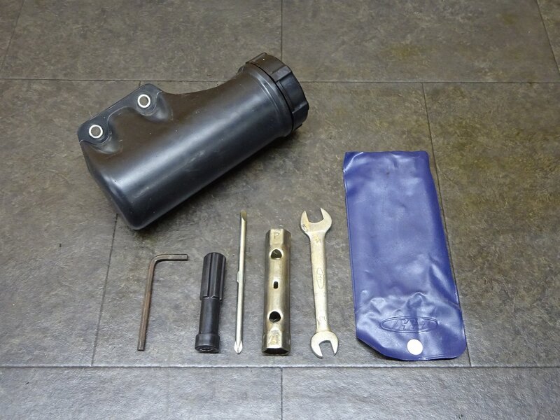 【250611】マグナ50(AC13-1100)◆ ツールボックス 車載工具入れ 車載工具 | 中古バイクパーツ通販・買取　ジャンクヤード鳥取　JunkYard