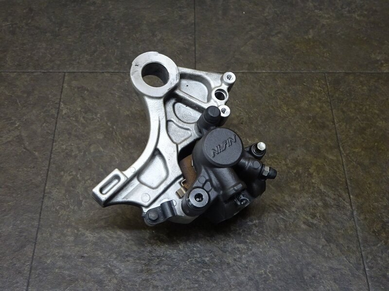 【250614】CBR1000RR SP(SC59-1600)◆ リアブレーキキャリパー キャリパーサポート 【後期 | 中古バイクパーツ通販・買取　ジャンクヤード鳥取　JunkYard