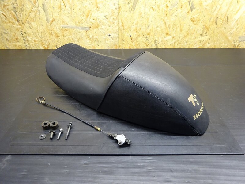 【250701】GB250クラブマン(MC10-1350)◆ シート シングルシート 流用 加工品 破れ有 【検索：GB400TT カフェレーサー | 中古バイクパーツ通販・買取　ジャンクヤード鳥取　JunkYard