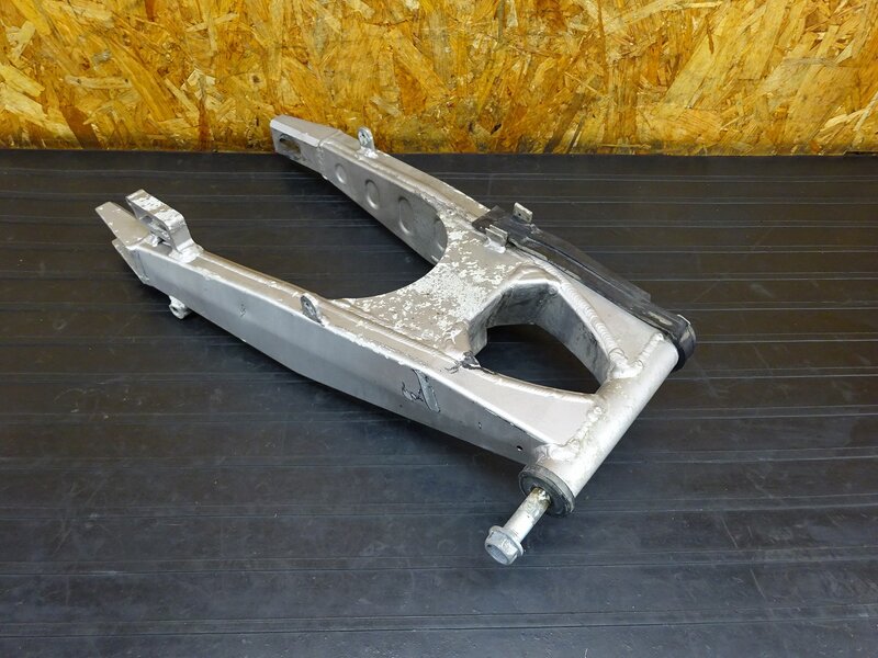 【251001】ZXR250(ZX250C-012)◇ スイングアーム ピボットシャフト 凹み/削れ有 | 中古バイクパーツ通販・買取　ジャンクヤード鳥取　JunkYard