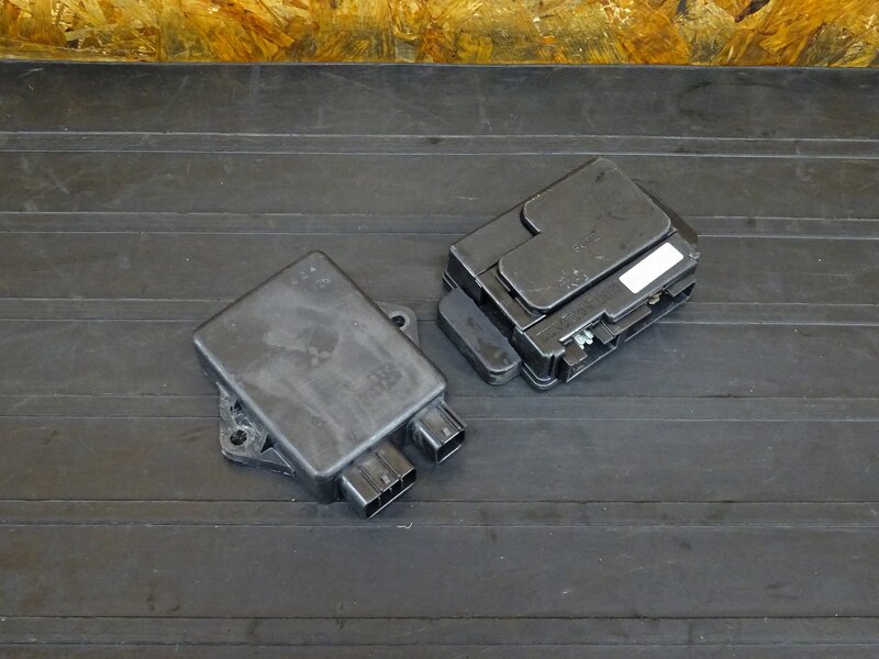 【251103】ZRX400(ZR400E-004)◇ CDI イグナイター ジャンクションボックス ヒューズボックス 【前期 ZRX-2 ZRX-Ⅱ | 中古バイクパーツ通販・買取　ジャンクヤード鳥取　JunkYard