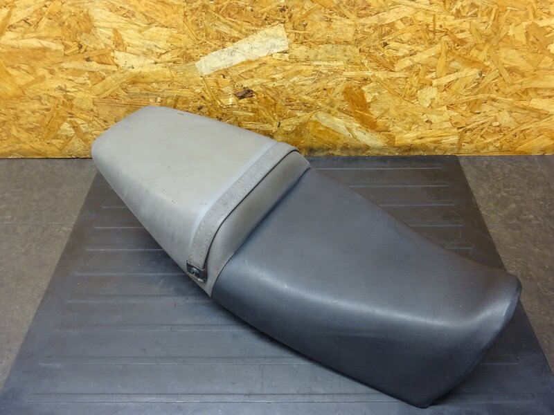 【251110】SRX400(3VN-086)■ シート(1) タンデムベルト シートロック 汚れ有 【SRX600 | 中古バイクパーツ通販・買取　ジャンクヤード鳥取　JunkYard