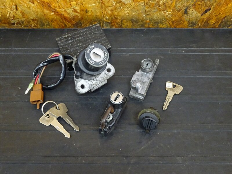 【251201】SR400(1JR-290)◇ キーセット メインキー ヘルメットホルダー シートロック サイドカバーロック 【検:SR500 1JN 2J2 2H6 | 中古バイクパーツ通販・買取　ジャンクヤード鳥取　JunkYard