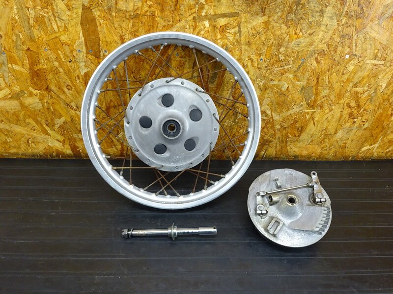 【251201】SR400(1JR-290)◇ フロントホイール 18×1.85 ドラムブレーキ/パネル アクスルシャフト 腐食/傷有 【検:SR500 1JN 2J2 2H6 | 中古バイクパーツ通販・買取　ジャンクヤード鳥取　JunkYard