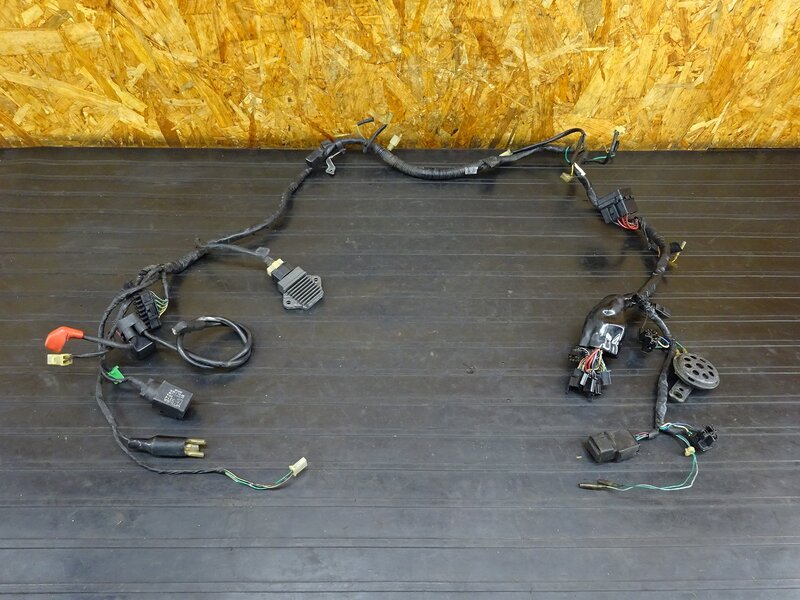 【251212】CBR250RR(MC22-1052)◇ メインハーネス スターターリレー レギュレーター カプラ破損有 【規制前 | 中古バイクパーツ通販・買取　ジャンクヤード鳥取　JunkYard