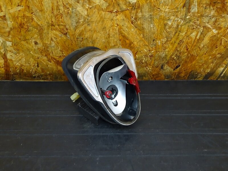 【251231】バルカン400ドリフター(VN400D-000)◇ テールランプ ブレーキランプ ブラケット ベース 部品取りに!! 変形/破損有 | 中古バイクパーツ通販・買取　ジャンクヤード鳥取　JunkYard