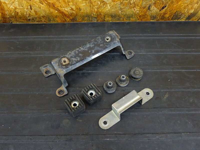 【260313】GSX250S(GJ76A-103)◇ タンク取り付けステー ブッシュ 【刀 カタナ | 中古バイクパーツ通販・買取　ジャンクヤード鳥取　JunkYard