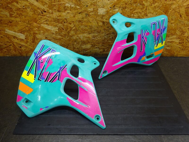 【260322】KDX125SR(DX125A-022)◆ シュラウド左右セット サイドカバー サイドカウル 劣化/削れ/ひび割れ有 【検索：200 220 250 | 中古バイクパーツ通販・買取　ジャンクヤード鳥取　JunkYard