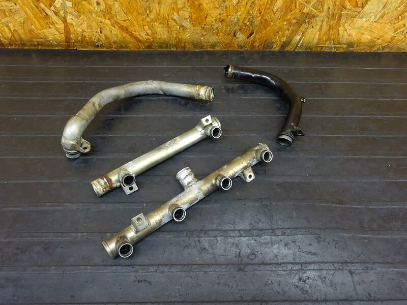 【250429】ZZR1100(ZXT10D-053)◇ ウォーターライン ウォーターパイプ ウオーター 【エンジンパーツ ※検:ZZR1200 ZRX1200 GPZ | 中古バイクパーツ通販・買取　ジャンクヤード鳥取　JunkYard