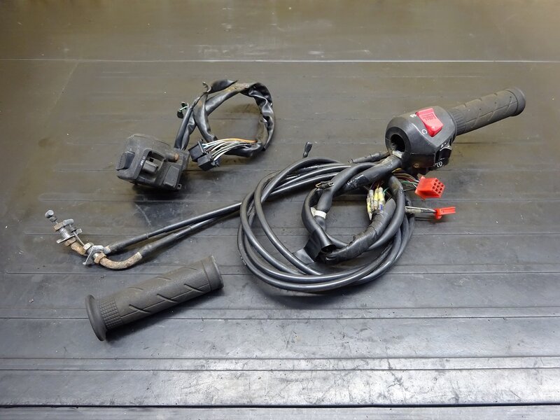 【250704】PS250(MF09-1001)◆ ハンドルスイッチ左右セット スイッチボックス スロットルパイプ割れ/配線加工/断線有 【角目 | 中古バイクパーツ通販・買取　ジャンクヤード鳥取　JunkYard
