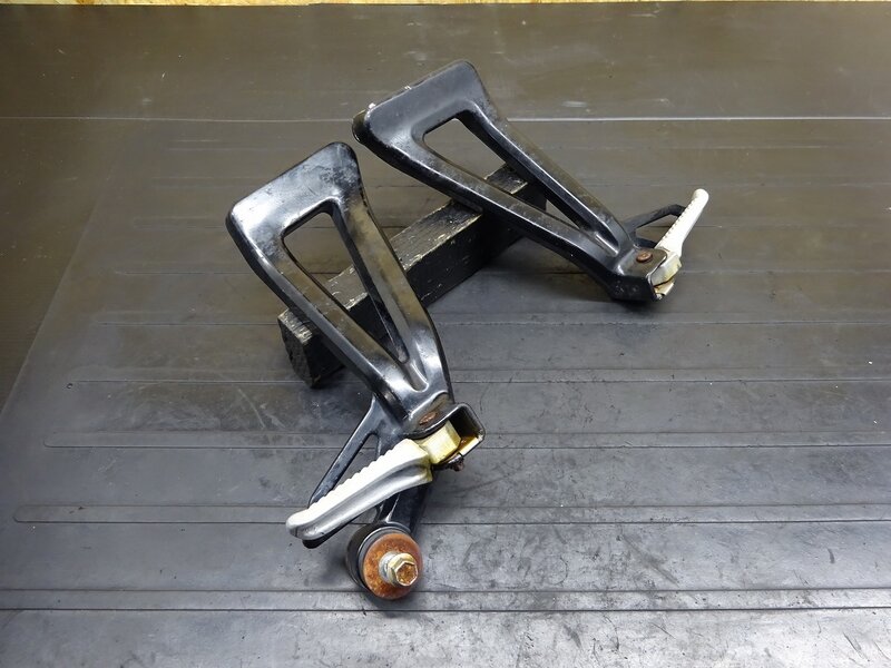 【250710】イナズマ400(GK7BA-500)◆ タンデムステップ左右セット ペグ 錆/腐食有 | 中古バイクパーツ通販・買取　ジャンクヤード鳥取　JunkYard