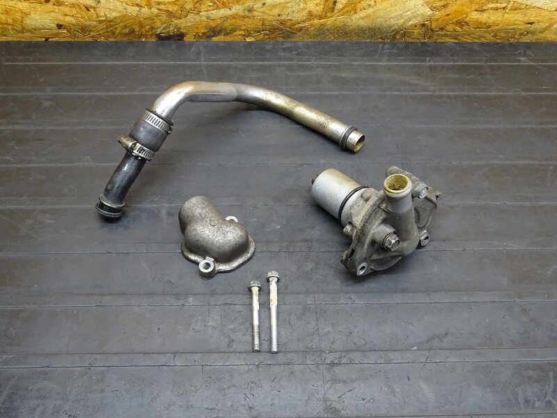【250808】VTR250(MC33-1020)◆ ウォーターポンプ ウォーターパイプ ※エンジンパーツ MC15E | 中古バイクパーツ通販・買取　ジャンクヤード鳥取　JunkYard