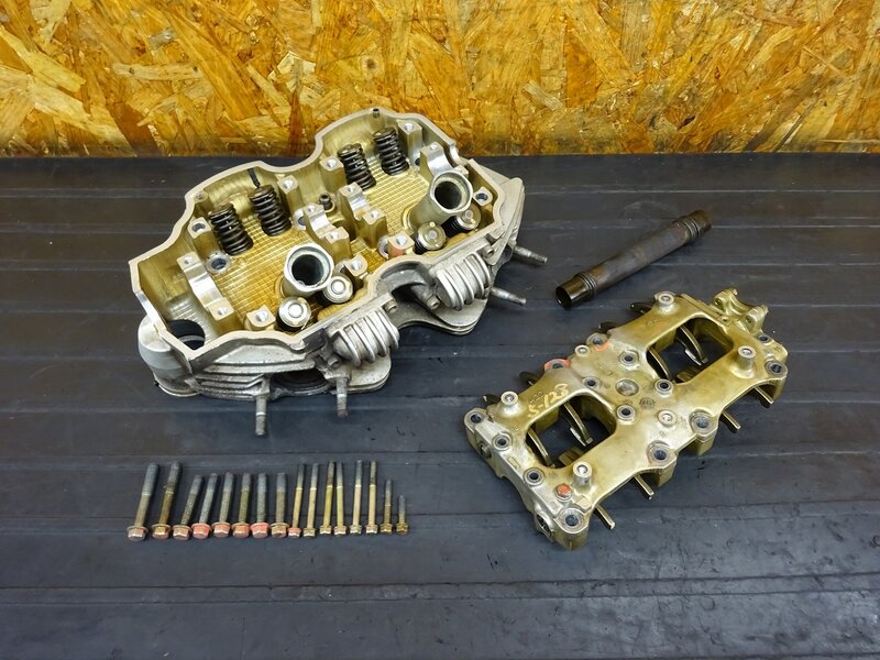 【250811】W650(EJ650A-012)◇ シリンダーヘッド カムシャフトホルダー ロッカーアーム ※エンジンパーツ【検索:W400 EJ400A | 中古バイクパーツ通販・買取　ジャンクヤード鳥取　JunkYard
