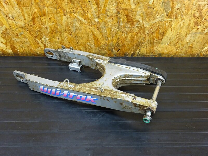 【250913】KDX125SR(DX125A-008)◇ スイングアーム ピボットシャフト 錆有 ※検索:200 220 250 | 中古バイクパーツ通販・買取　ジャンクヤード鳥取　JunkYard