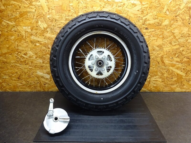 【250924】TW200(2JL-060)◆ リアホイール 14×4.50 ハブ ドラムパネル 錆/段付き/色塗り有 【DG07J TW225 DG09J | 中古バイクパーツ通販・買取　ジャンクヤード鳥取　JunkYard