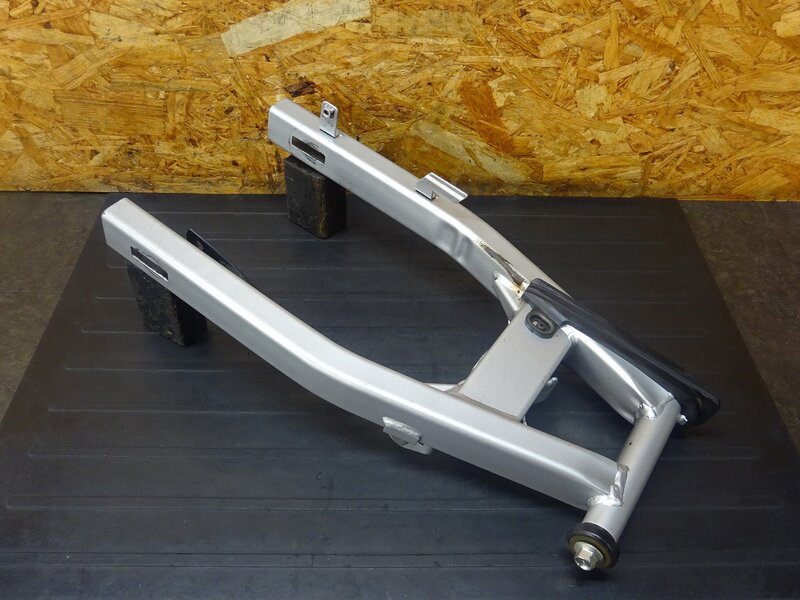 【251101】エイプ100(HC07-1301)■ スイングアーム ピボットシャフト 錆有 【エイプ50 XR100 | 中古バイクパーツ通販・買取　ジャンクヤード鳥取　JunkYard