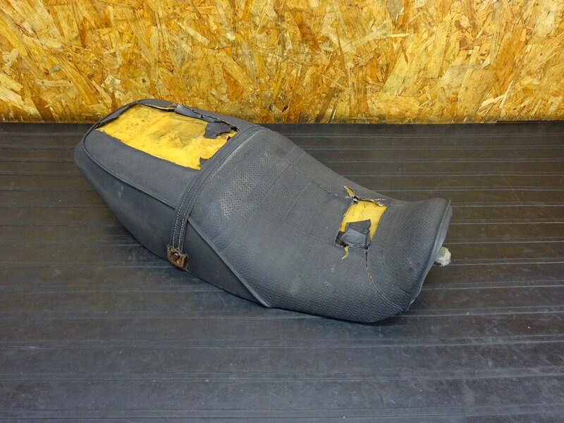 【251120】ZRX400(ZR400E-006)◇ シート タンデムベルト 破れ有 ジャンク!! 【前期 ZRX-2 ZRX-Ⅱ | 中古バイクパーツ通販・買取　ジャンクヤード鳥取　JunkYard