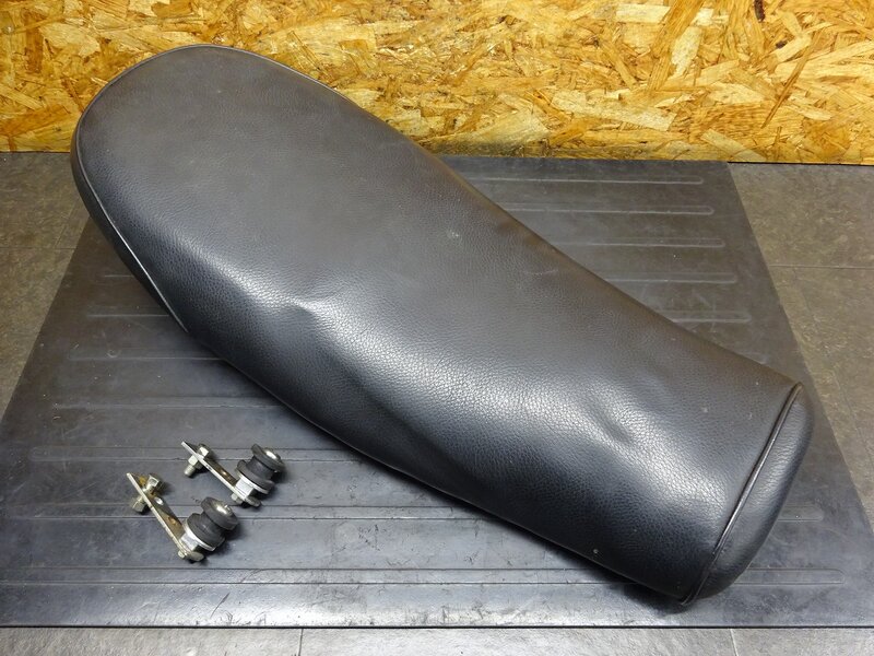 【251123】XS650SP(3G5-459)◆ 社外シート ペイトンプレイス?? FRPベース 破れ有 ※検索：SR400 SR500 【SPL スペシャル | 中古バイクパーツ通販・買取　ジャンクヤード鳥取　JunkYard