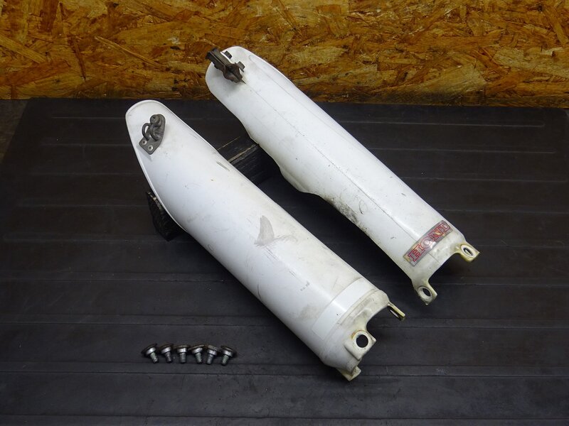 【251202】 CRM250R(MD24-1402)◆ フォークガード左右セット フロントフォークカバー カット有 | 中古バイクパーツ通販・買取　ジャンクヤード鳥取　JunkYard