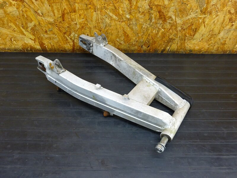 【251208】GSX400インパルス(GK79A-100)◇ スイングアーム ピボットシャフト トルクロッド 削れ有 | 中古バイクパーツ通販・買取　ジャンクヤード鳥取　JunkYard