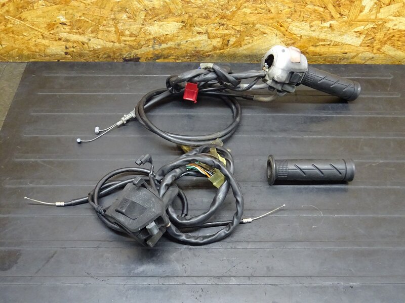 【251213】ブロス400(NC25-1100)◆ ハンドルスイッチ左右セット スイッチボックス スロットルパイプ 被覆破れ/割れ有 【BROS ブロス650 | 中古バイクパーツ通販・買取　ジャンクヤード鳥取　JunkYard