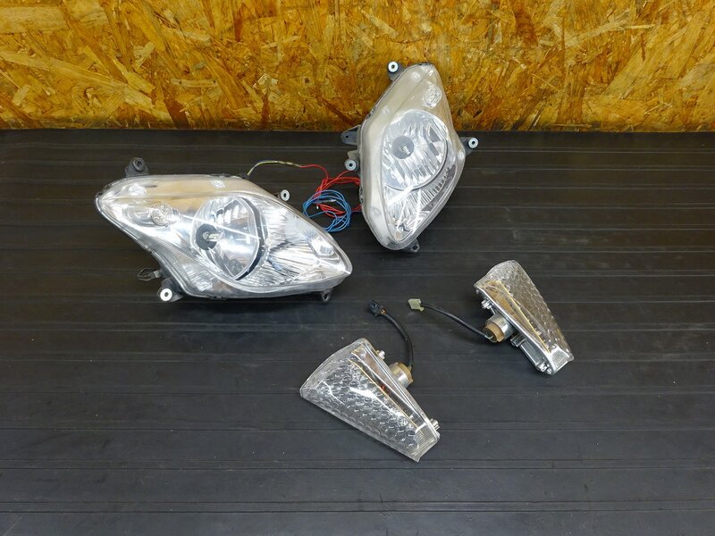 【260201】フォルツァZ(MF08-1018)◇ ヘッドライト左右セット LEDバルブ 社外LEDウィンカー リレー 加工/傷/割れ有 | 中古バイクパーツ通販・買取　ジャンクヤード鳥取　JunkYard