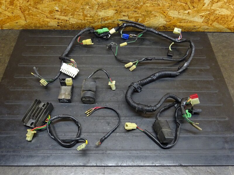 【260207】CRM250R(MD24-1405)◆ メインハーネス レギュレーター リレー | 中古バイクパーツ通販・買取　ジャンクヤード鳥取　JunkYard