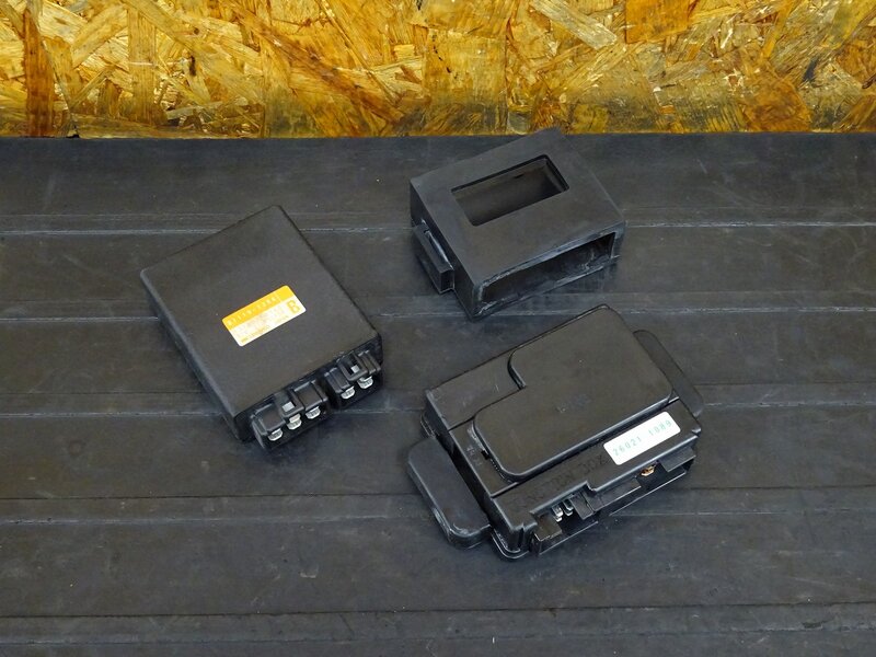 【250804】ZXR250(ZX250C-015)◇ CDI イグナイター 21119-1384 ヒューズボックス ジャンクションボックス | 中古バイクパーツ通販・買取　ジャンクヤード鳥取　JunkYard