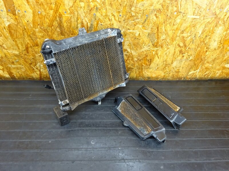 【250817】V-MAX1200(3UF-009)◇ ラジエーター ラジエターファン/コア ラジエーターガード/カバー 【VMAX | 中古バイクパーツ通販・買取　ジャンクヤード鳥取　JunkYard